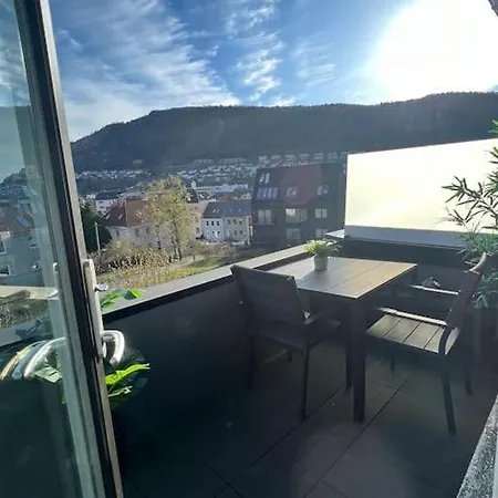 Newly Upgraded Apt: Two Balconies, Sun-drenched!